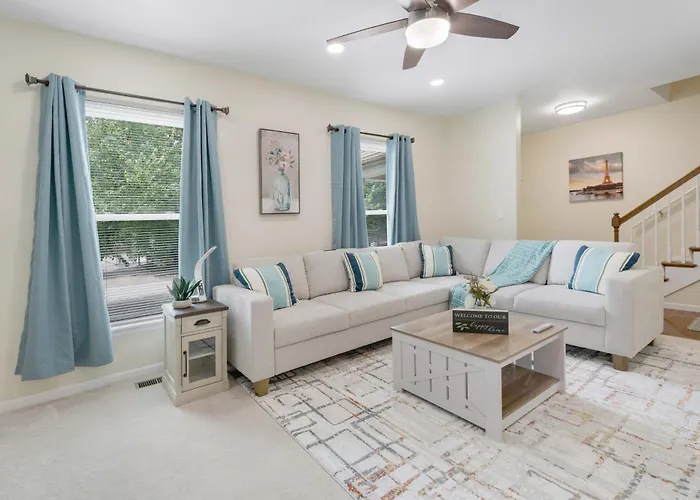 Modern 4Br Retreat With Free Parking In Prime Cwe!