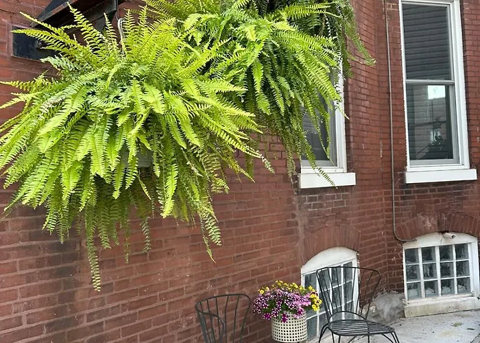 Historic Carriage House Near Attractions
